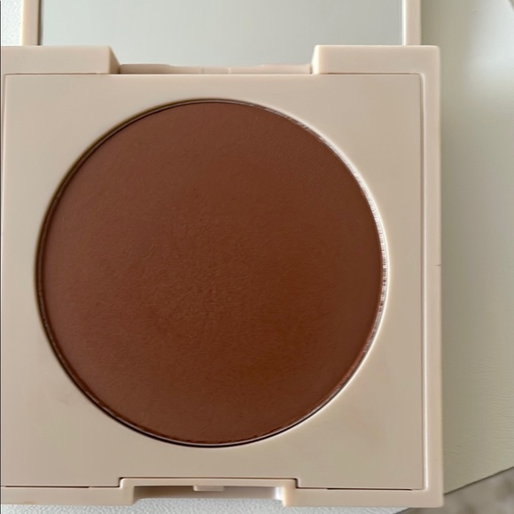ILIA powder Compact - Picture 2 of 3